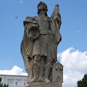 Kamenná studňa so sochou sv. Floriána
