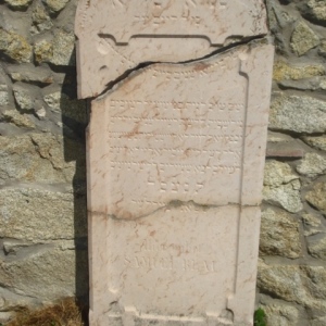 Gedenktafel an der Stelle des ehemaligen jüdischen Friedhofs
