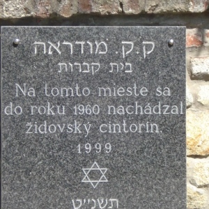 Pamätná tabuľa na mieste bývalého židovského cintorína
